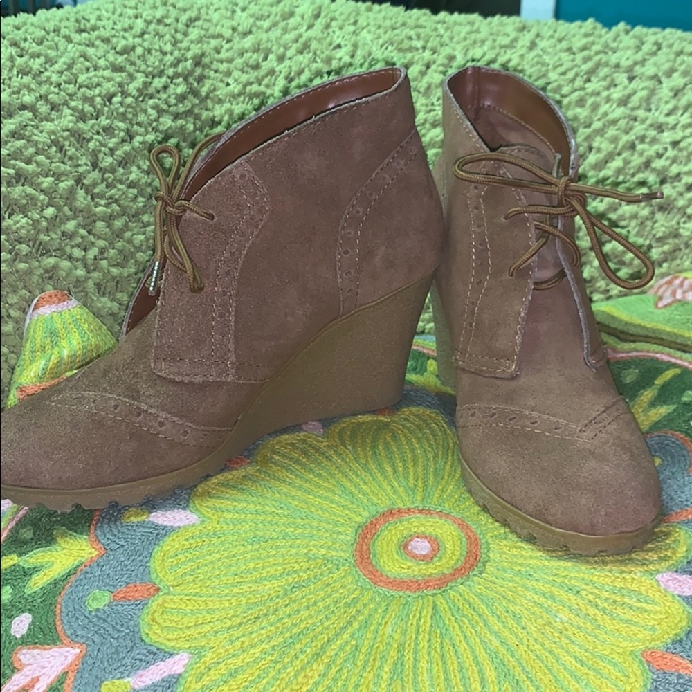 MIA Tan Suede Tie-Up Bootie w/Wing Tip Look 7 1/2